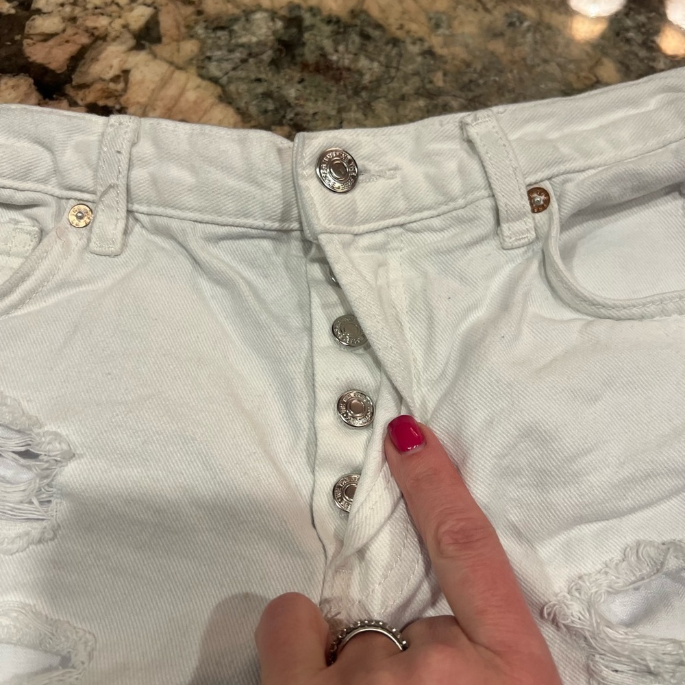We The Free women’s Sz 26 White Jean Shorts - Picture 7 of 14